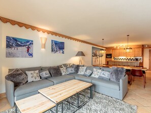 Fernseher, Kamin, DVD-Player