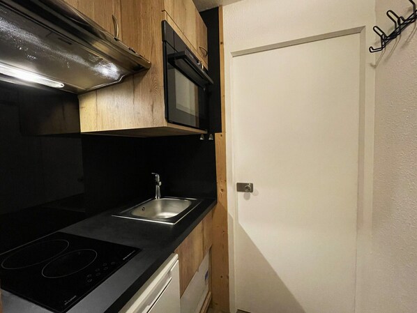 ثلاجة، فرن، غسالة أطباق، ماكينة لصنع القهوة/الشاي