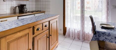 Geladeira, micro-ondas, cafeteira/chaleira