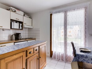 Geladeira, micro-ondas, cafeteira/chaleira