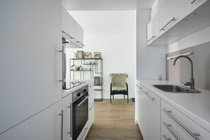 Fridge, oven, dishwasher, coffee/tea maker