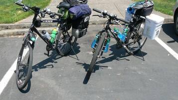 Escrivaninha, ferros/tábuas de passar roupa, roupa de cama