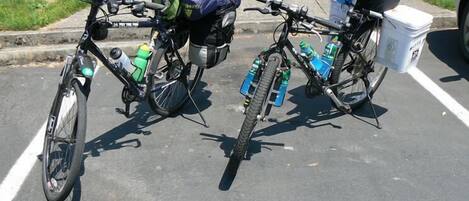 Escritorio, tabla de planchar con plancha y ropa de cama