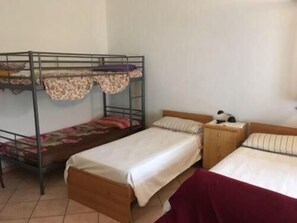 Desk, iron/ironing board, bed sheets - Bidrino Dream (Borgofranco d'Ivrea)