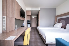 Standard Room, 2 Twin Beds | 1 bedroom, minibar, in-room safe, desk