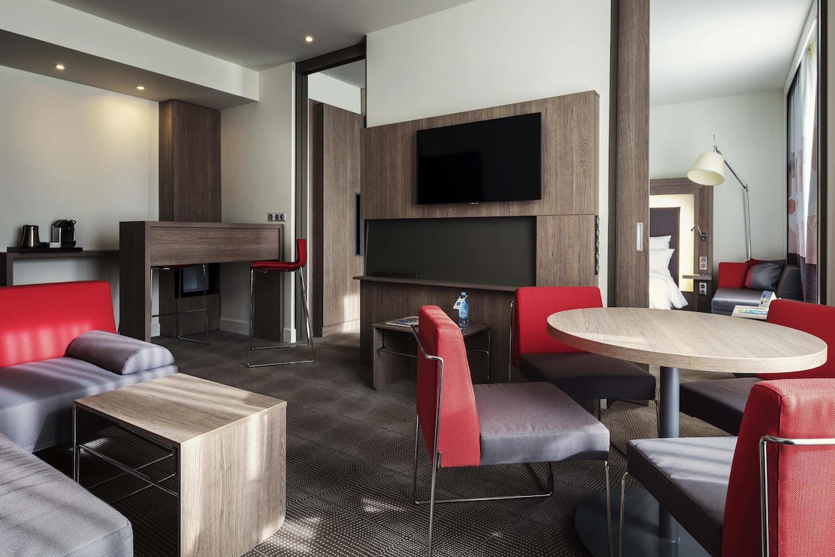 Suite superior, 1 cama King size | 1 habitación, minibar, caja de seguridad en la habitación y escritorio