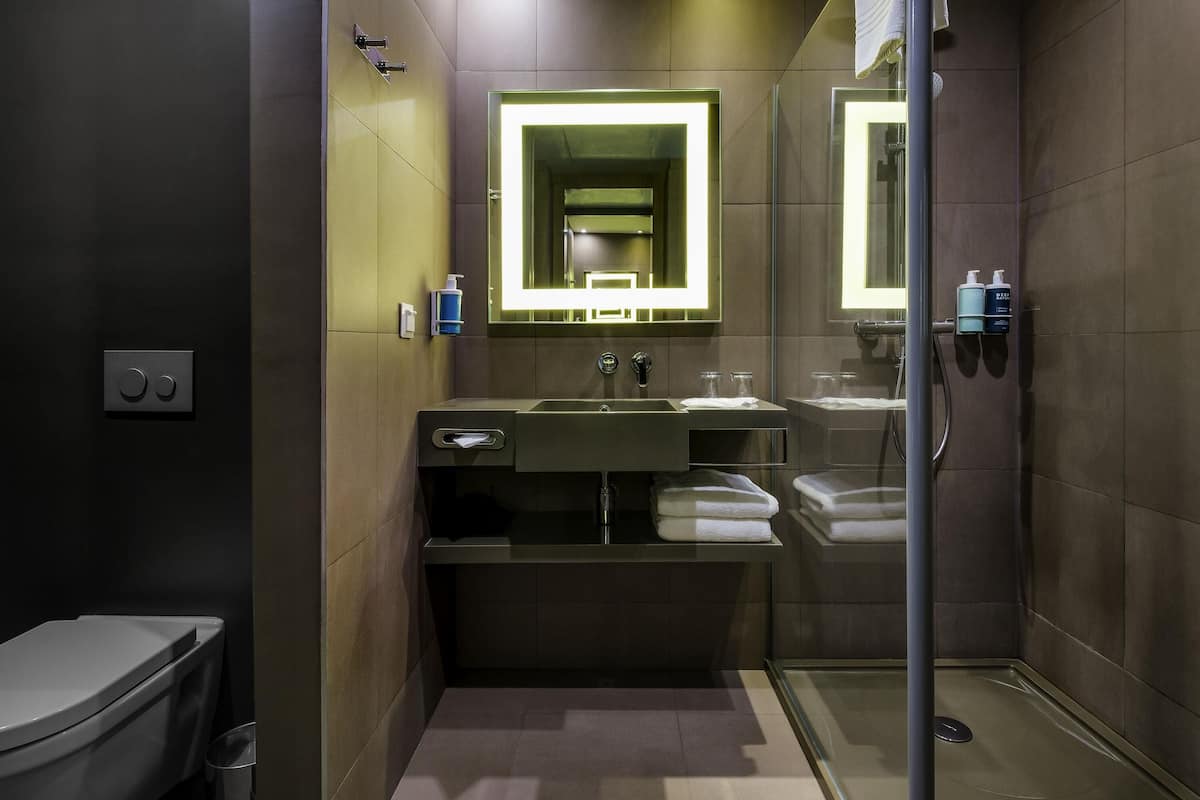 Habitación estándar, 2 camas individuales | 1 habitación, minibar, caja de seguridad en la habitación y escritorio