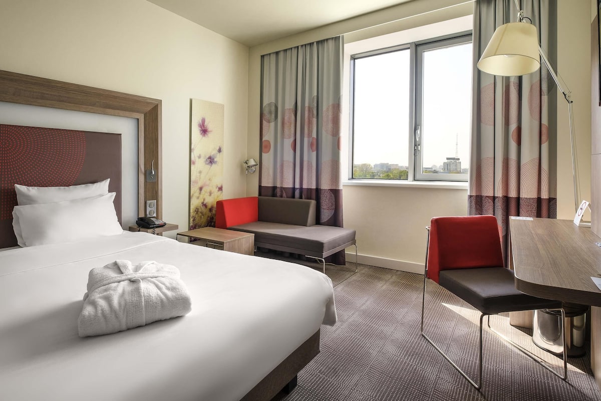 Habitación superior, 1 cama matrimonial | 1 habitación, minibar, caja de seguridad en la habitación y escritorio