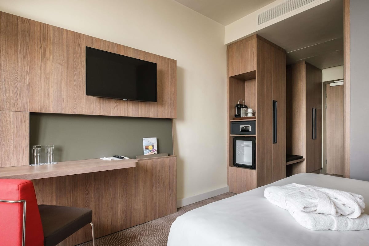 Superior Room, 1 Double Bed | 1 bedroom, minibar, in-room safe, desk