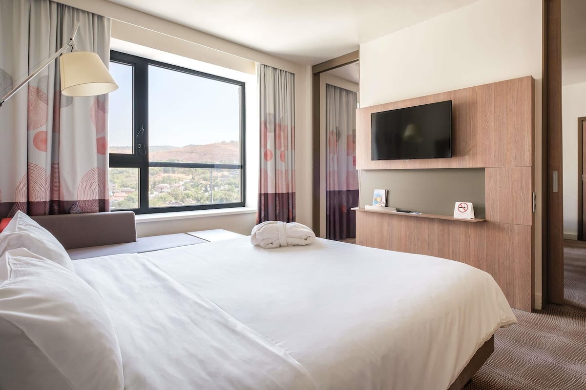 1 soverom, minibar, safe på rommet og skrivebord