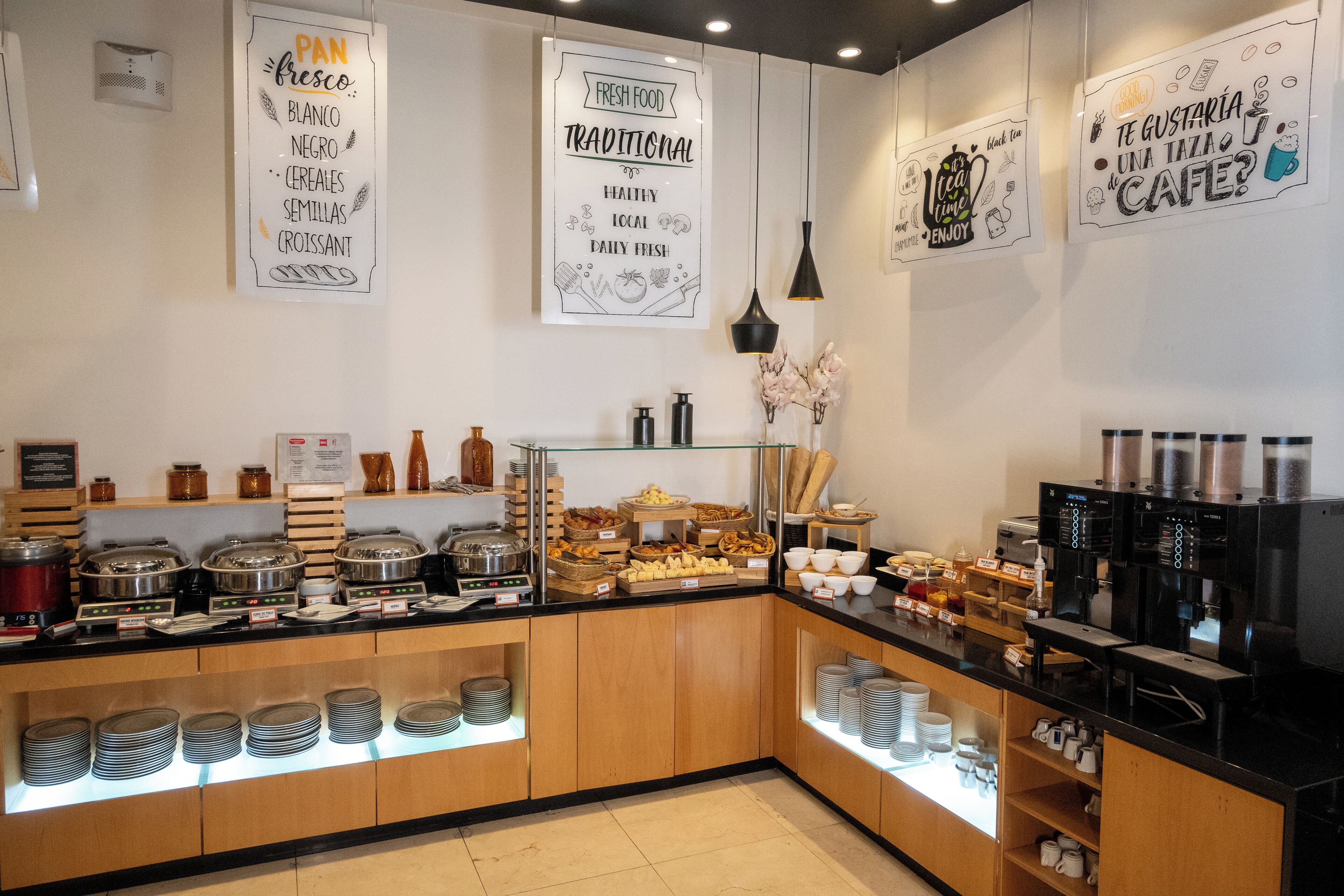 Desayuno buffet (USD 9.99 por persona) 