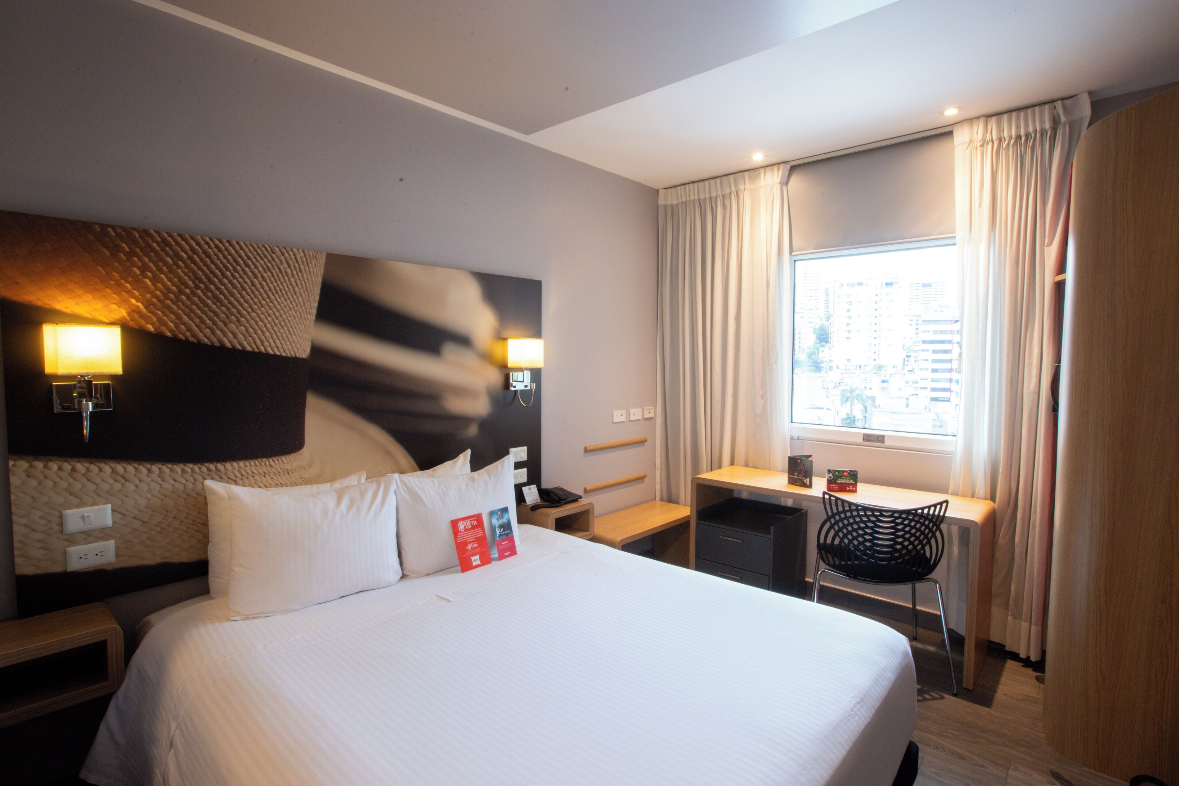 standard room, 1 double bed | in-room safe, laptop workspace, blackout curtains, soundproofing