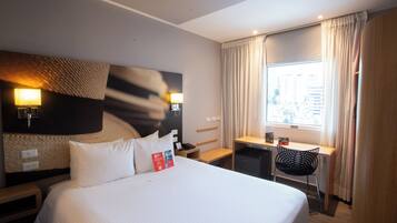 Standaard kamer, 1 tweepersoonsbed | Een kluis op de kamer, een laptopwerkplek, verduisterende gordijnen