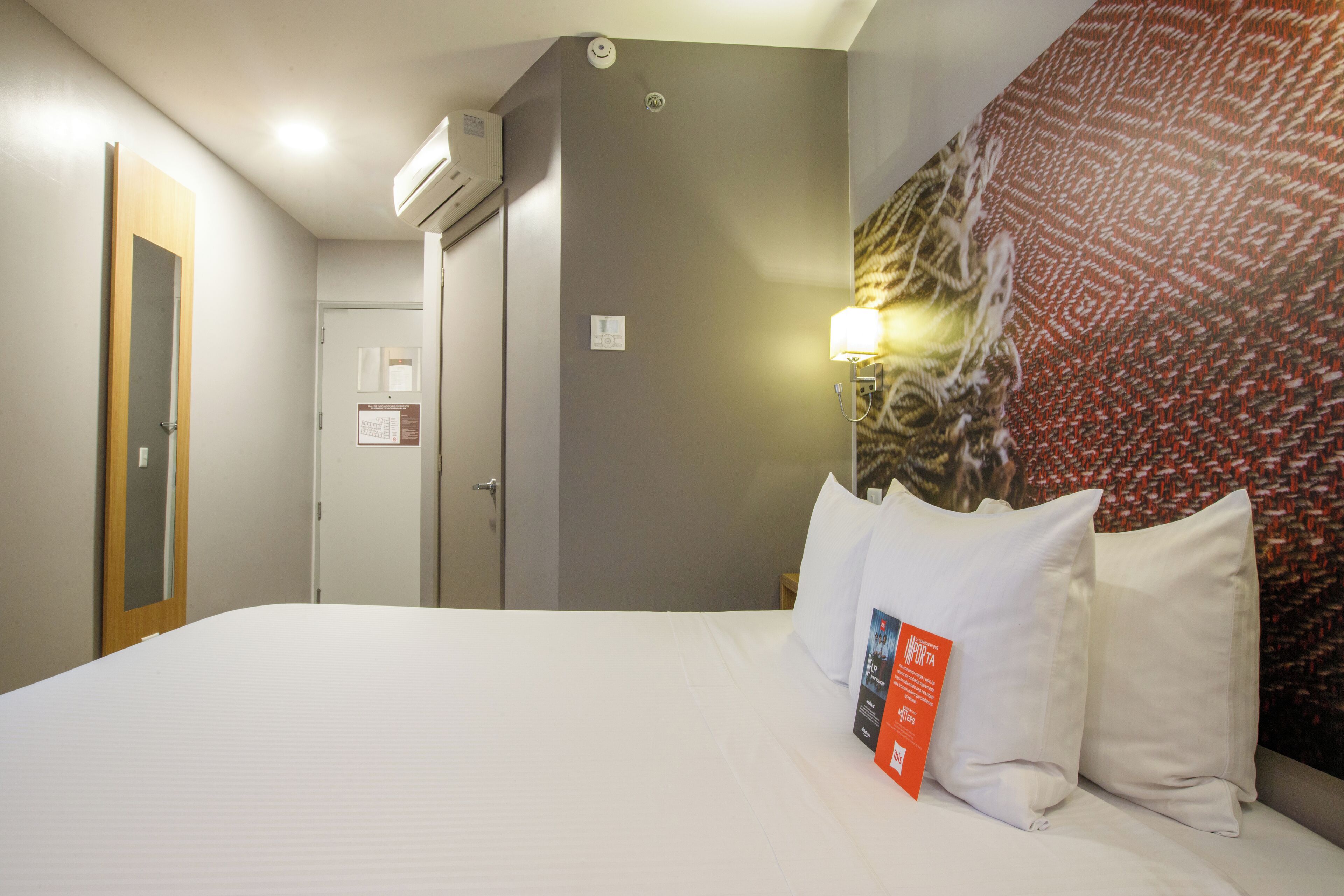 standard room, 1 double bed | in-room safe, laptop workspace, blackout curtains, soundproofing