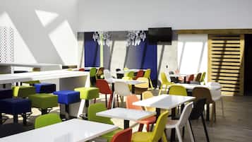Café da manhã com buffet todos os dias mediante uma taxa
