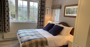 Superior King Double (Room 3) | Individually decorated, individually furnished, desk, free WiFi - Beck Allans Guesthouse (Ambleside)