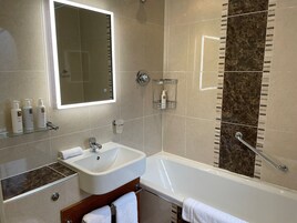 Habitación estándar doble, no fumadores | Baño | Ducha y bañera combinadas y artículos de higiene personal gratuitos
