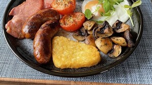 A breakfast plate with sausages, tomatoes, mushrooms, ham, and eggs. - Beck Allans Guesthouse (Ambleside)