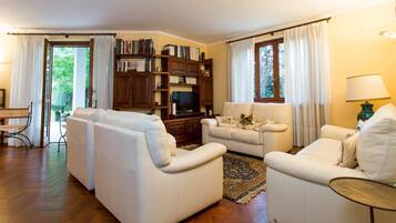 Villa (3 Bedrooms) | Ruang tamu | TV, pendiangan