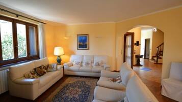 Villa (3 Bedrooms) | Ruang tamu | TV, pendiangan