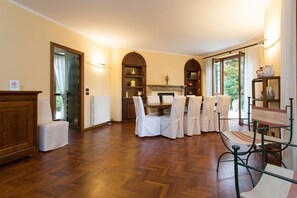 Villa (3 Bedrooms) | Living room | TV, fireplace - Beautiful Villa, Wifi, Bbq, Private Garden, Short Walk to Lakeside, Beach and Restaurants (Meina)