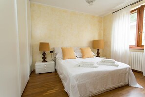 Villa (3 Bedrooms) | 3 bedrooms - Beautiful Villa, Wifi, Bbq, Private Garden, Short Walk to Lakeside, Beach and Restaurants (Meina)