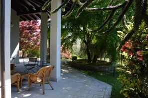 Terrace/patio - Beautiful Villa, Wifi, Bbq, Private Garden, Short Walk to Lakeside, Beach and Restaurants (Meina)