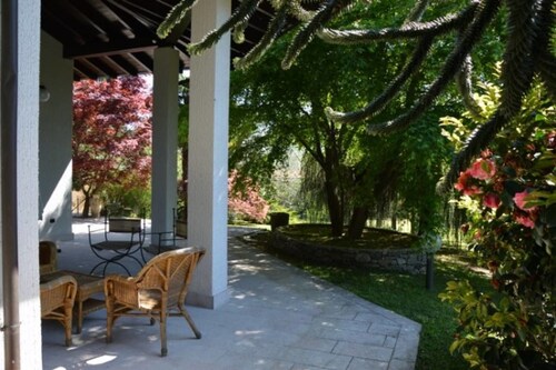 Beautiful Villa, Wifi, Bbq, Private Garden, Short Walk to Lakeside, Beach and Restaurants