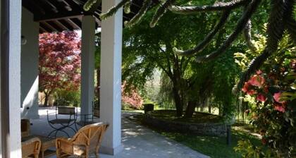 Beautiful Villa, Wifi, Bbq, Private Garden, Short Walk to Lakeside, Beach and Restaurants