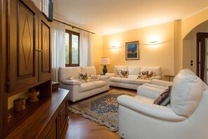 Villa (3 Bedrooms) | Wohnzimmer | Fernseher, Kamin