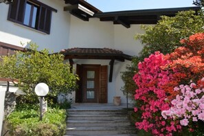 Exterior detail - Beautiful Villa, Wifi, Bbq, Private Garden, Short Walk to Lakeside, Beach and Restaurants (Meina)