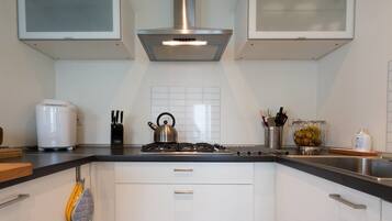 House (3 Bedrooms) | Dapur peribadi | Meja makan