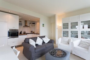 Living room - Contemporary 3 Bed Italian Lakes Villa, Lake Views, Wifi, BBQ (Massino Visconti)