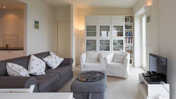 House (3 Bedrooms) | Ruang tamu | TV