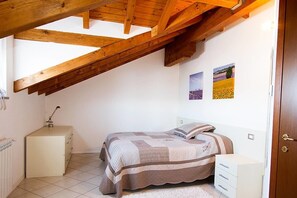 2 Schlafzimmer, Reisekinderbett, Bettwäsche