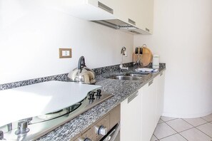 Kühlschrank, Wasserkocher mit Kaffee-/Teezubehör