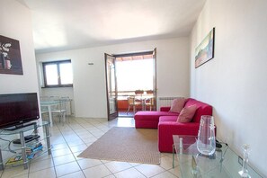 TV - 2 Bedroom Apartment near Stresa, Short Walk to Lakeside, Lake Views (Baveno)
