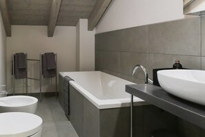 Bathroom - Stunning Family Friendly Italian Lakes 3 bed Villa With Pool, Wifi, Bbq, Lake Views (Lesa)