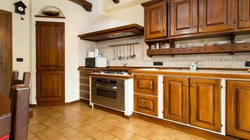 House (5 Bedrooms) | Dapur peribadi | Peti sejuk, ketuhar gelombang mikro, ketuhar