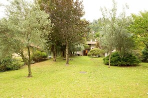 Property grounds - Lake Maggiore Villa With Beach Access, Near Village Centre, Wifi, BBQ (Meina)
