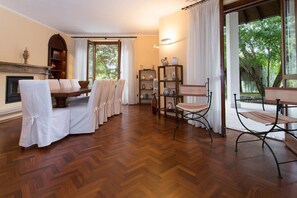 View from property - Lake Maggiore Villa With Beach Access, Near Village Centre, Wifi, BBQ (Meina)