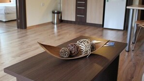 Una cocina moderna con microondas, refrigerador y armarios de madera.