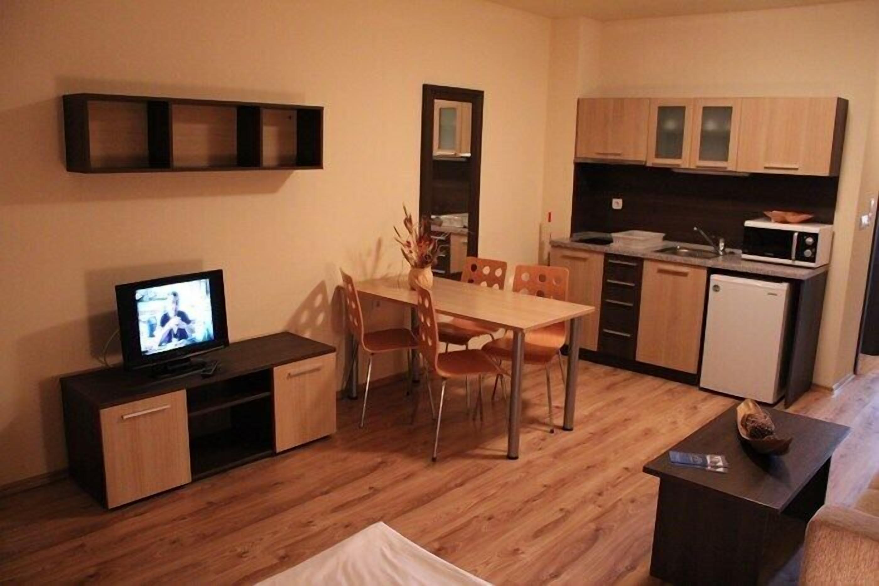 Studio Confort, balcon, vue montagne | Coin cuisine privé | Réfrigérateur, micro-ondes, tables à manger