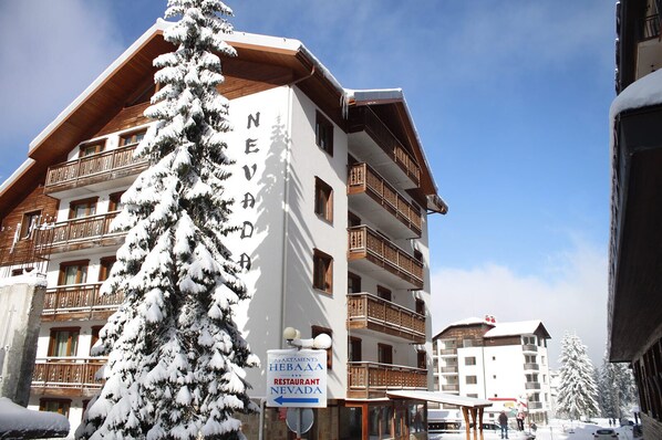 Front of property - evening/night - Nevada Aparthotel (Chepelare)