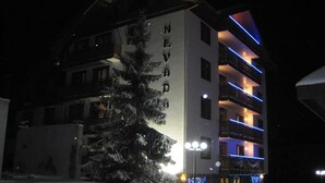 Un hôtel à plusieurs étages, doté de balcons et d’une enseigne sur laquelle on peut lire « NEVADA ».