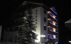 Fassade der Unterkunft – Abend/Nacht