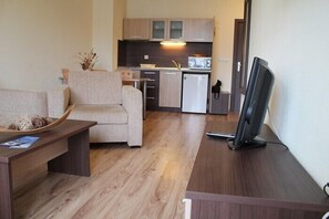 Basic Apartment, Balcony, Mountain View | Living area | LCD TV, table tennis - Nevada Aparthotel (Chepelare)