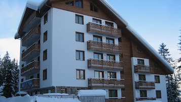 Overnatningsstedets facade – aften/nat