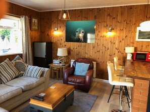 コンフォート コテージ 2 ベッドルーム 禁煙 | リビング エリア | 42 インチの薄型テレビ (デジタル放送視聴可)、テレビ、Netflix