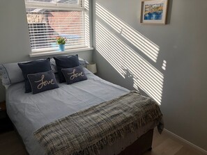 コンフォート コテージ 2 ベッドルーム 禁煙 | 低反発ベッド、遮光カーテン、アイロン / アイロン台、WiFi (無料)